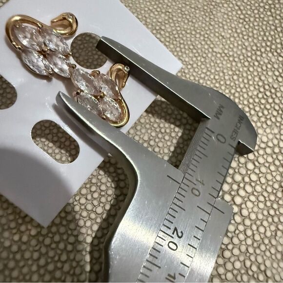 GOLDEN SWAN CRYSTAL STUD EARRINGS – WOMEN’S ELEGANT STATEMENT JEWELRY - Picture 16 of 17